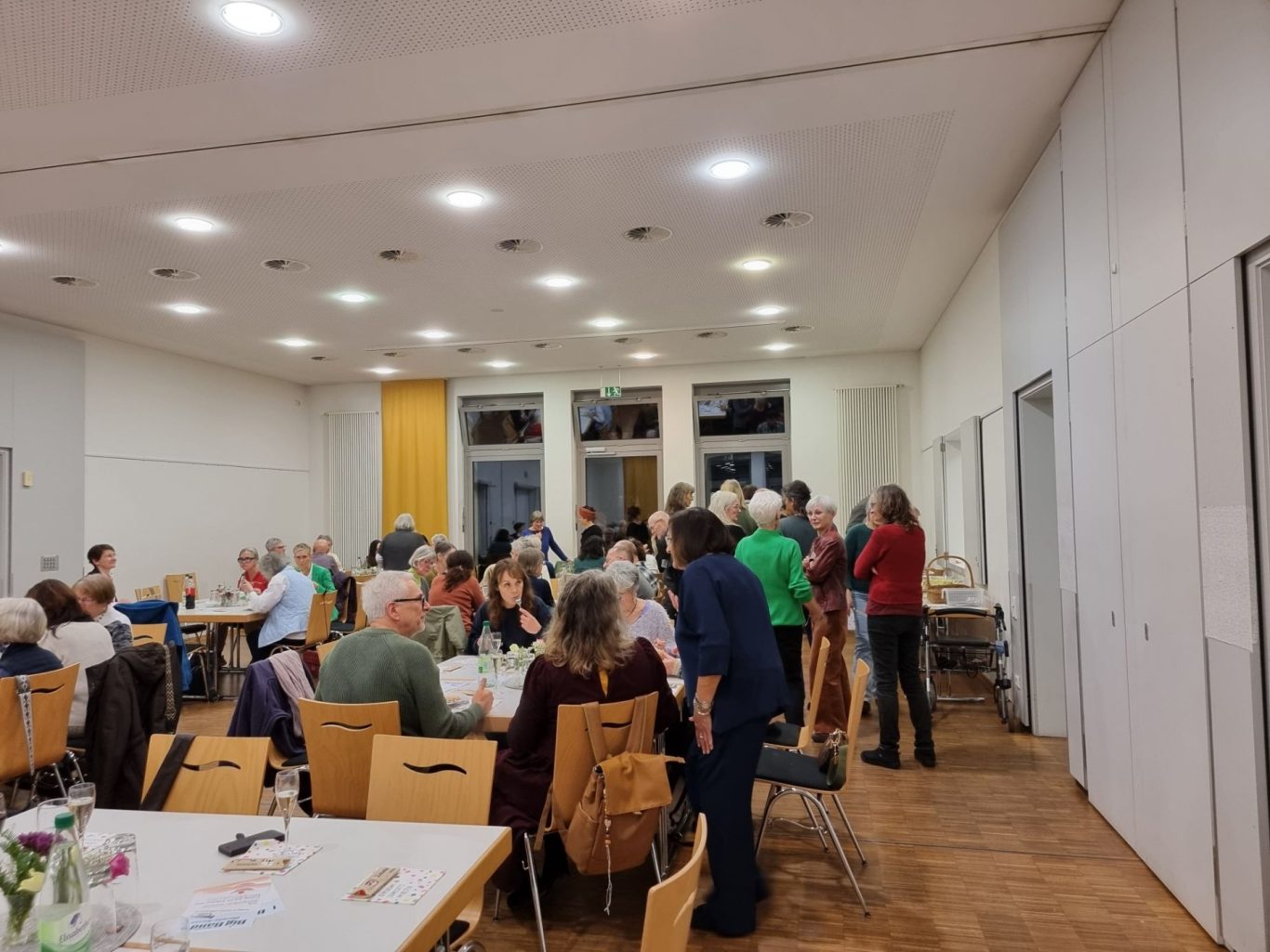 16.01.2026 Neujahrsempfang Ehrenamt im Bürgerhaus Frei-Weinheim Menschen im Bürgerhaus Frei-Weinheim bei bei dem Neujahrsempfang, Tische mit Essen und Trinken.