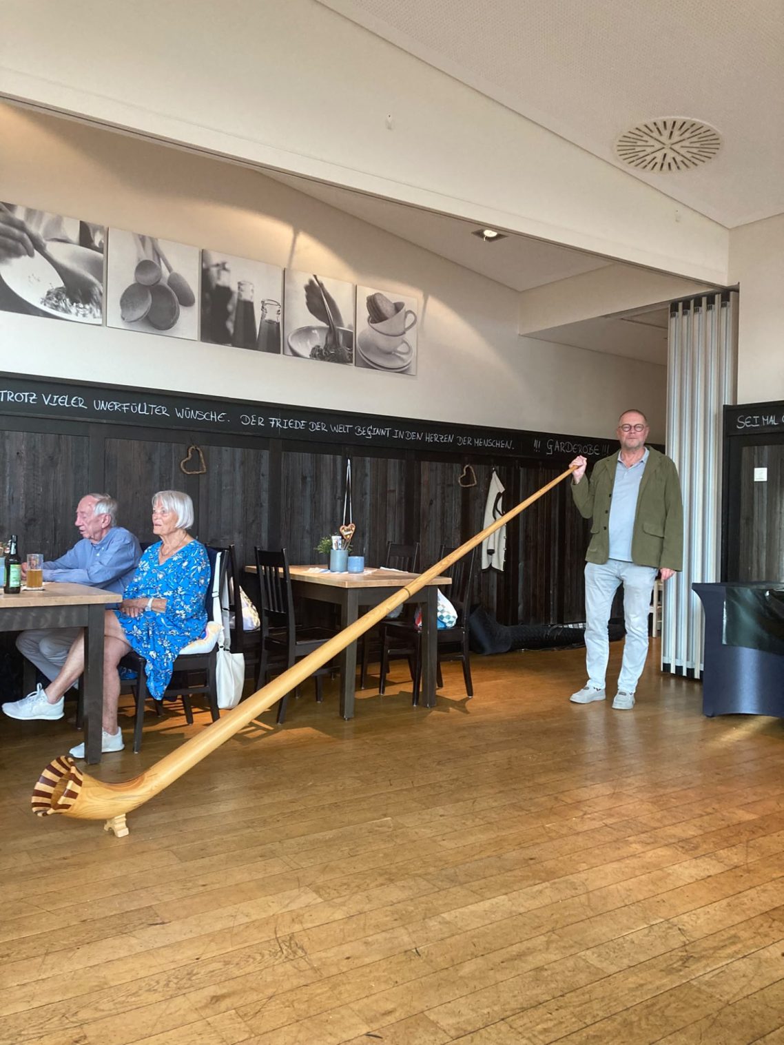 "Oktoberfest" im Brauhaus Goldener Engel in Ingelheim Bertram Voigt mit dem Alphorn