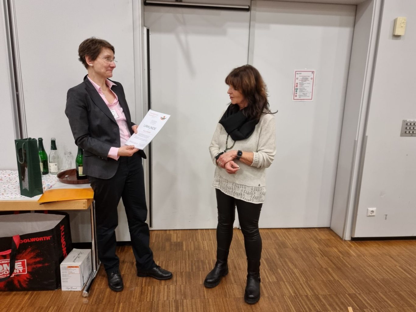 16.01.2026 Neujahrsempfang Ehrenamt im Bürgerhaus Frei-Weinheim Zwei Frauen stehen in einem Raum, eine überreicht eine Urkunde,