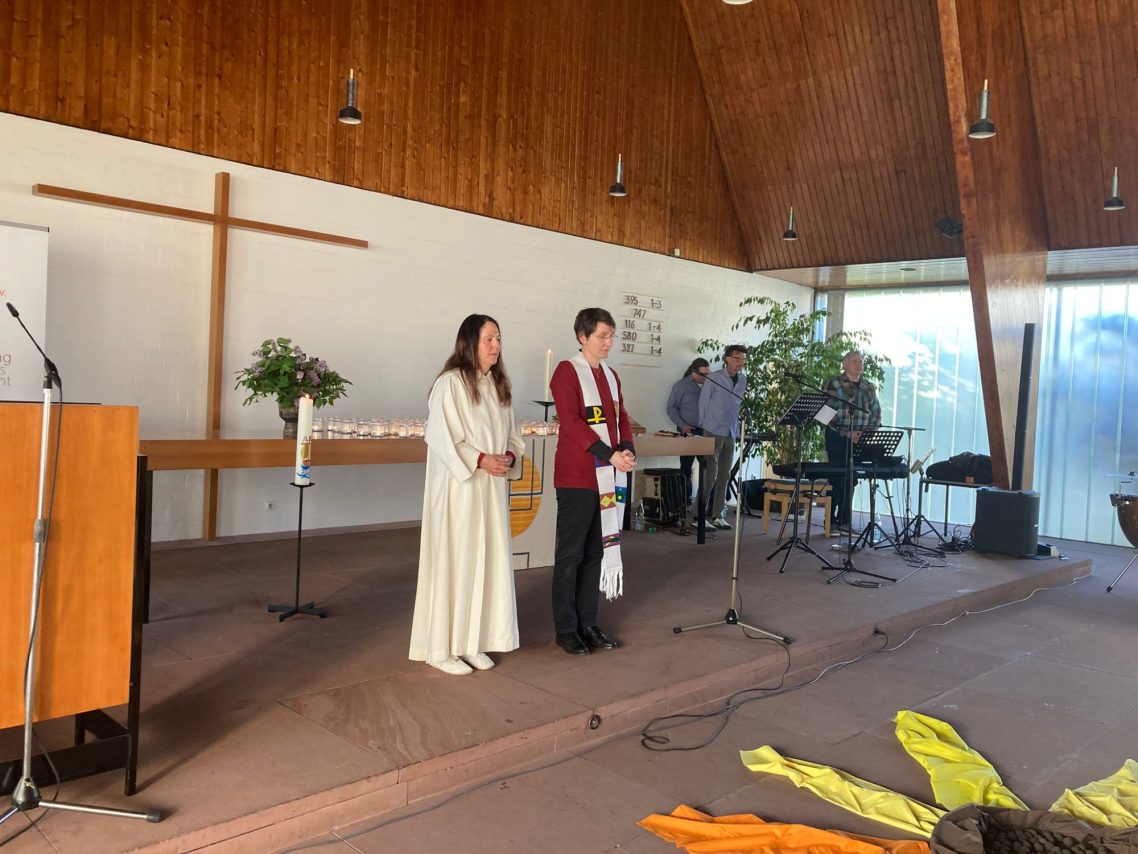 Gedenkgottesdienst am 29. April 2026 Dr. Maresa Biesterfeld und Gemeindereferentin Doris Brunn