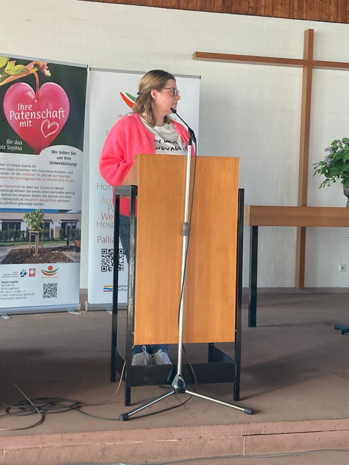 Gedenkgottesdienst am 29. April 2026 Carmen Zimmermann Leitung Hospiz Sophia steht am Rednerpult.
