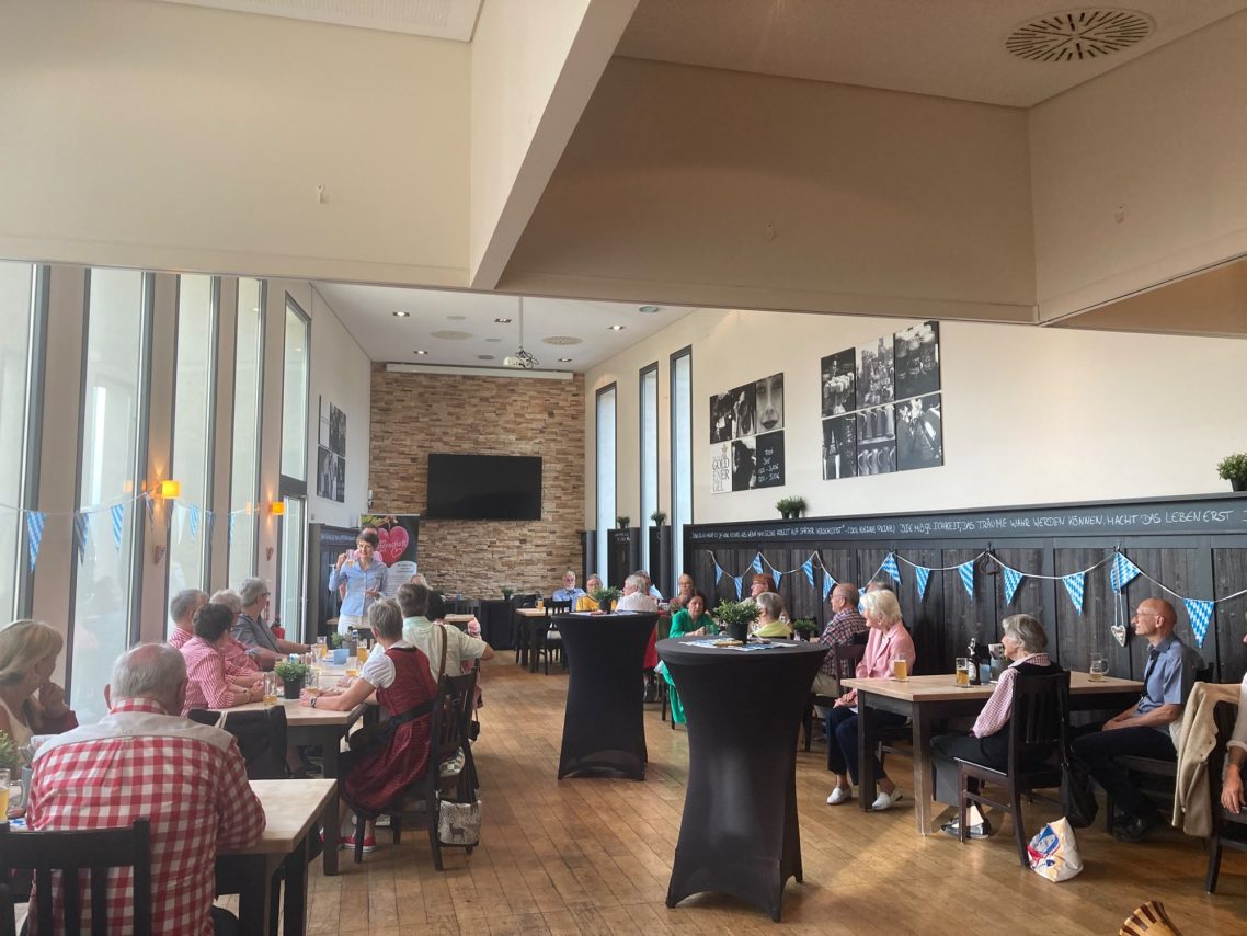 "Oktoberfest" im Brauhaus Goldener Engel in Ingelheim Personen sitzen am Tisch und warten auf den Sketch