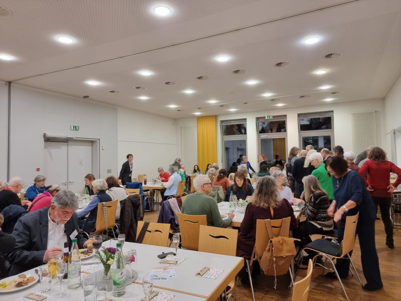 16.01.2026 Neujahrsempfang Ehrenamt im Bürgerhaus Frei-Weinheim Menschen im Bürgerhaus Frei-Weinheim bei bei dem Neujahrsempfang, Tische mit Essen und Trinken.