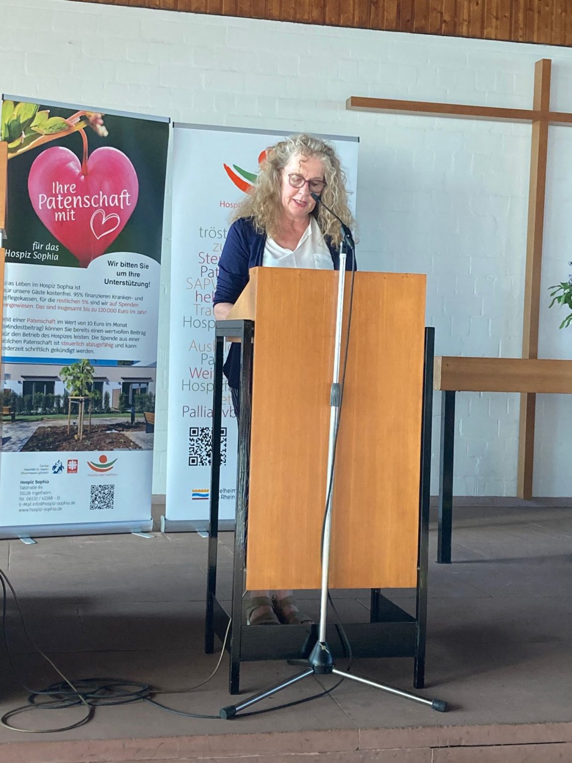 Gedenkgottesdienst am 29. April 2026 Jutta Bergmann vom Hospiz Sophia steht am Rednerpult vom Gedenkgottesdienst