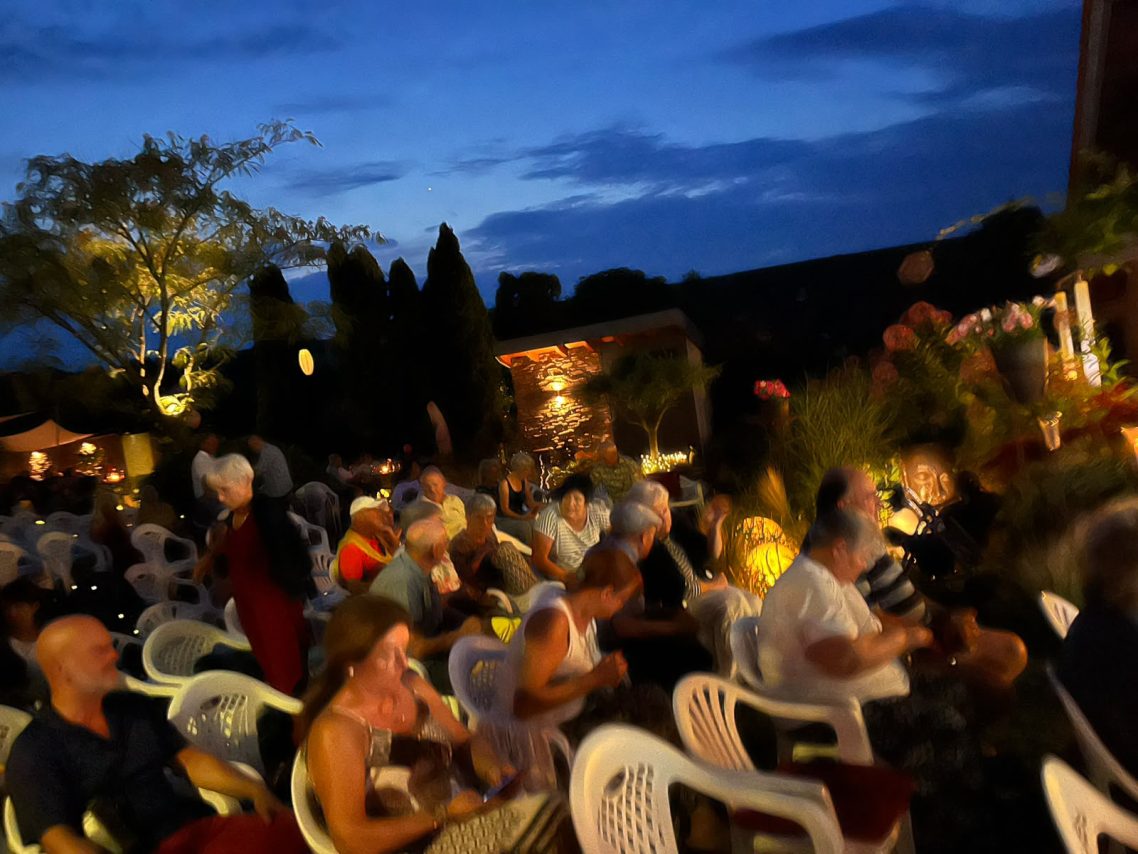 Musik im Garten 2026 - „Mme Brell & die Filous“ Personen im Garten