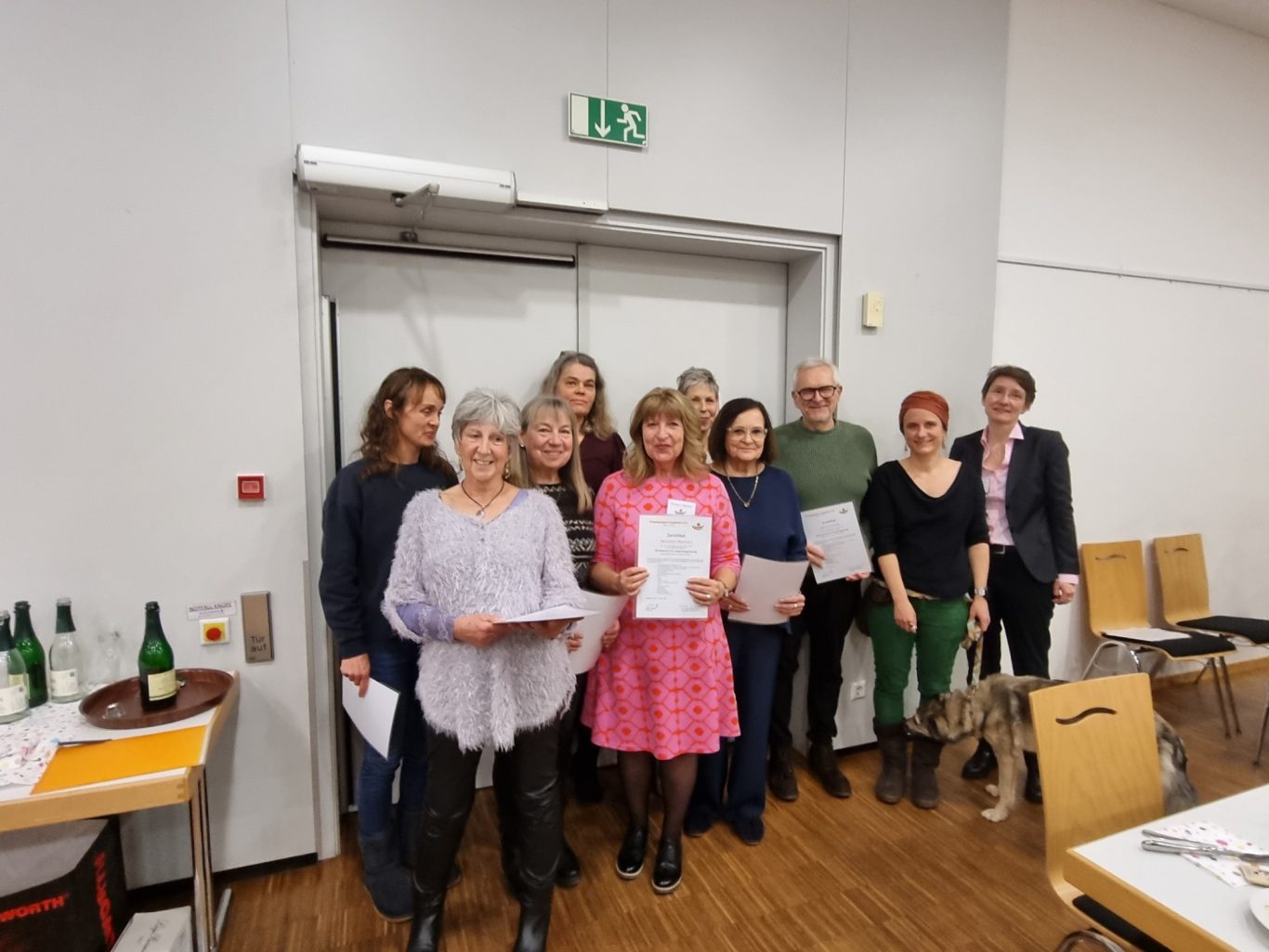 16.01.2026 Neujahrsempfang Ehrenamt im Bürgerhaus Frei-Weinheim Die neuen Mitglieder/-innen im Ehrenamt halten Ihr Zertifikat über den erfolgreichen Abschluss in den Händen.