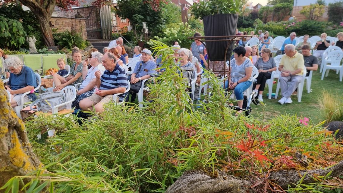 Musik im Garten 2026 - „Mme Brell & die Filous“ Personen im Garten