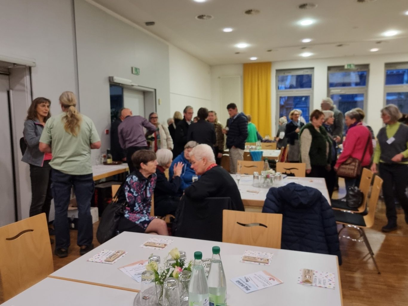 16.01.2026 Neujahrsempfang Ehrenamt im Bürgerhaus Frei-Weinheim Ehrenamtliche Mitarbeiter/innen in einem Gemeinderaum stehen und unterhalten sich,