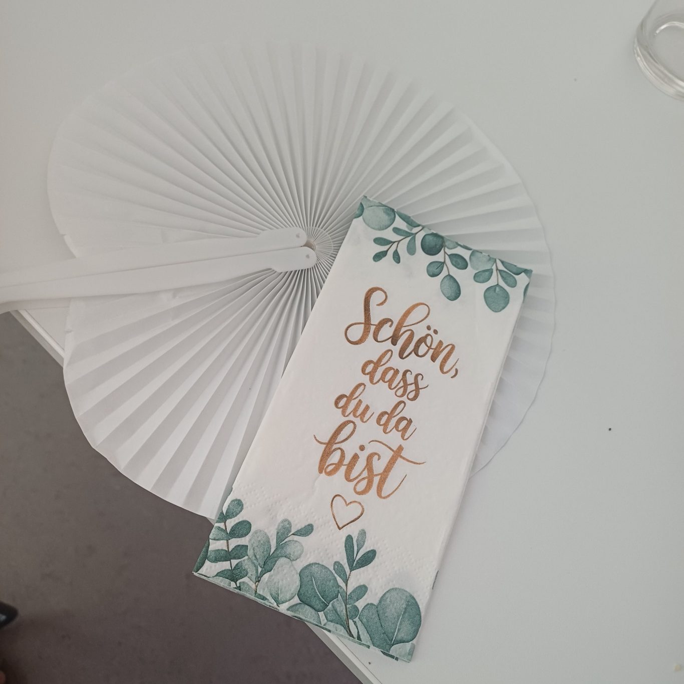 23. Juni 2026 Sommerfest für unsere ehrenamtlichen Helferinnen und Helfer Schöne Serviette mit grünen Blättern und der Aufschrift "Schön dass du da bist".