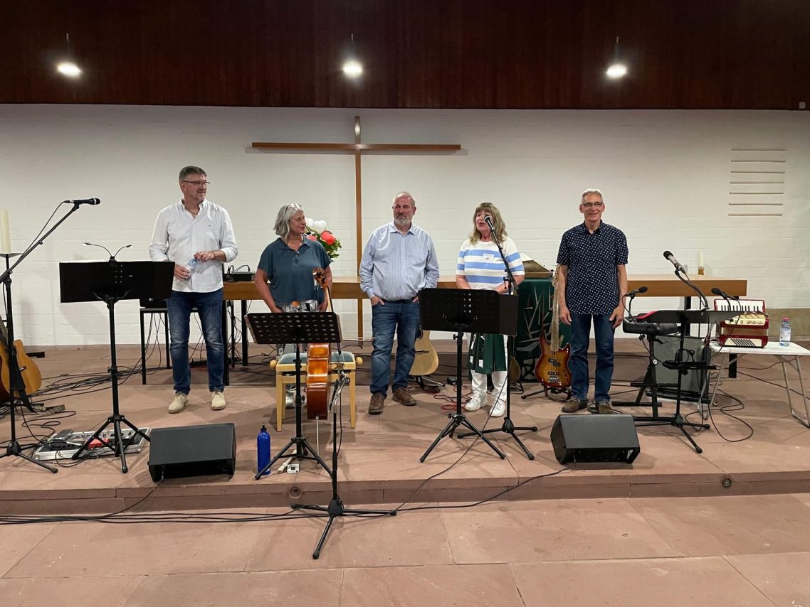 Benefizkonzert für das Hospiz Sophia - "Übers Meer - Von Meerbusen und Seesäcken" Fünf Musiker stehen auf der Bühne in einem Kirchenraum, Instrumente sind sichtbar.
