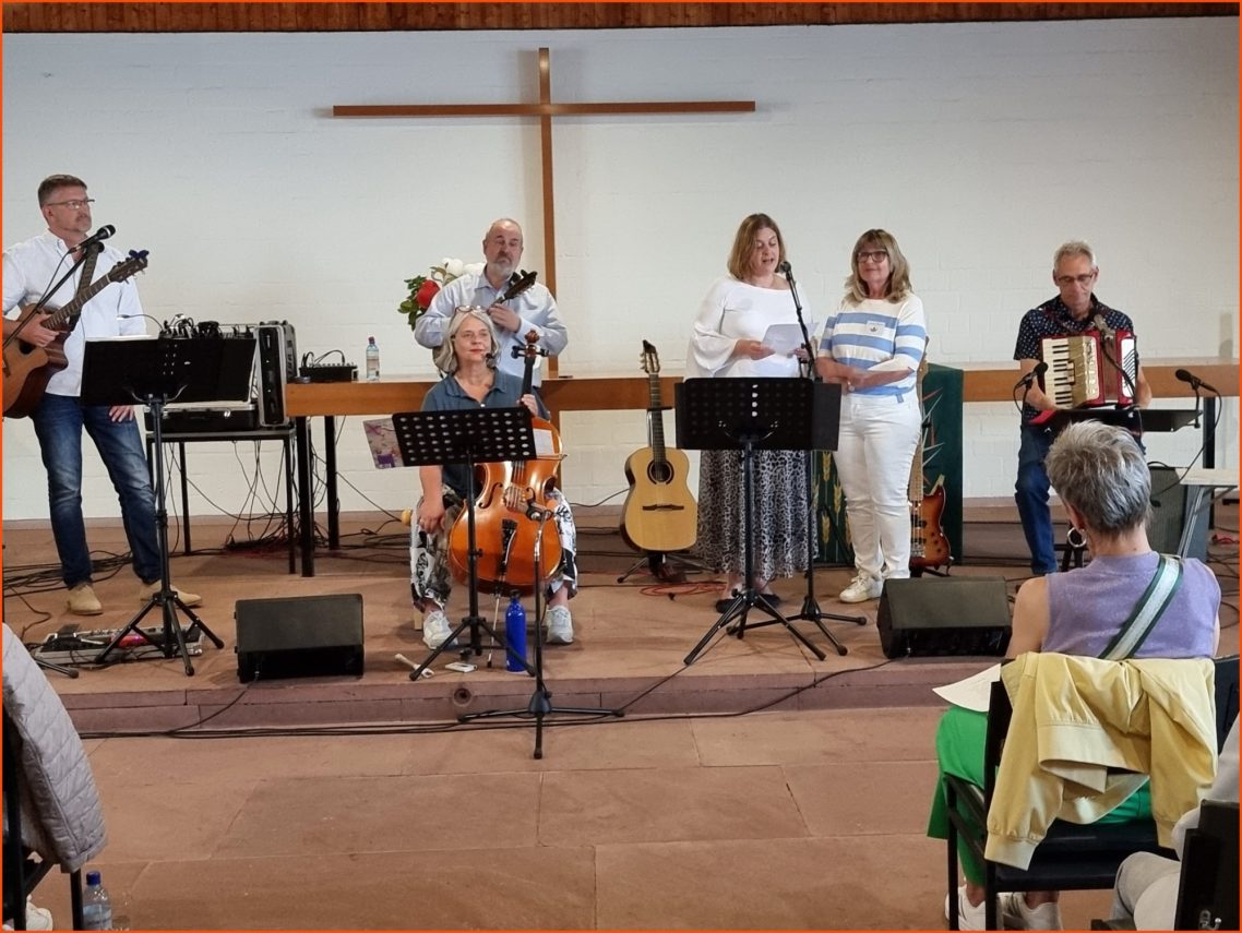 Benefizkonzert für das Hospiz Sophia - "Übers Meer - Von Meerbusen und Seesäcken" Musikalische Darbietung der Gruppe WortSpiel in einer Kirche mit Instrumenten und Sängern.