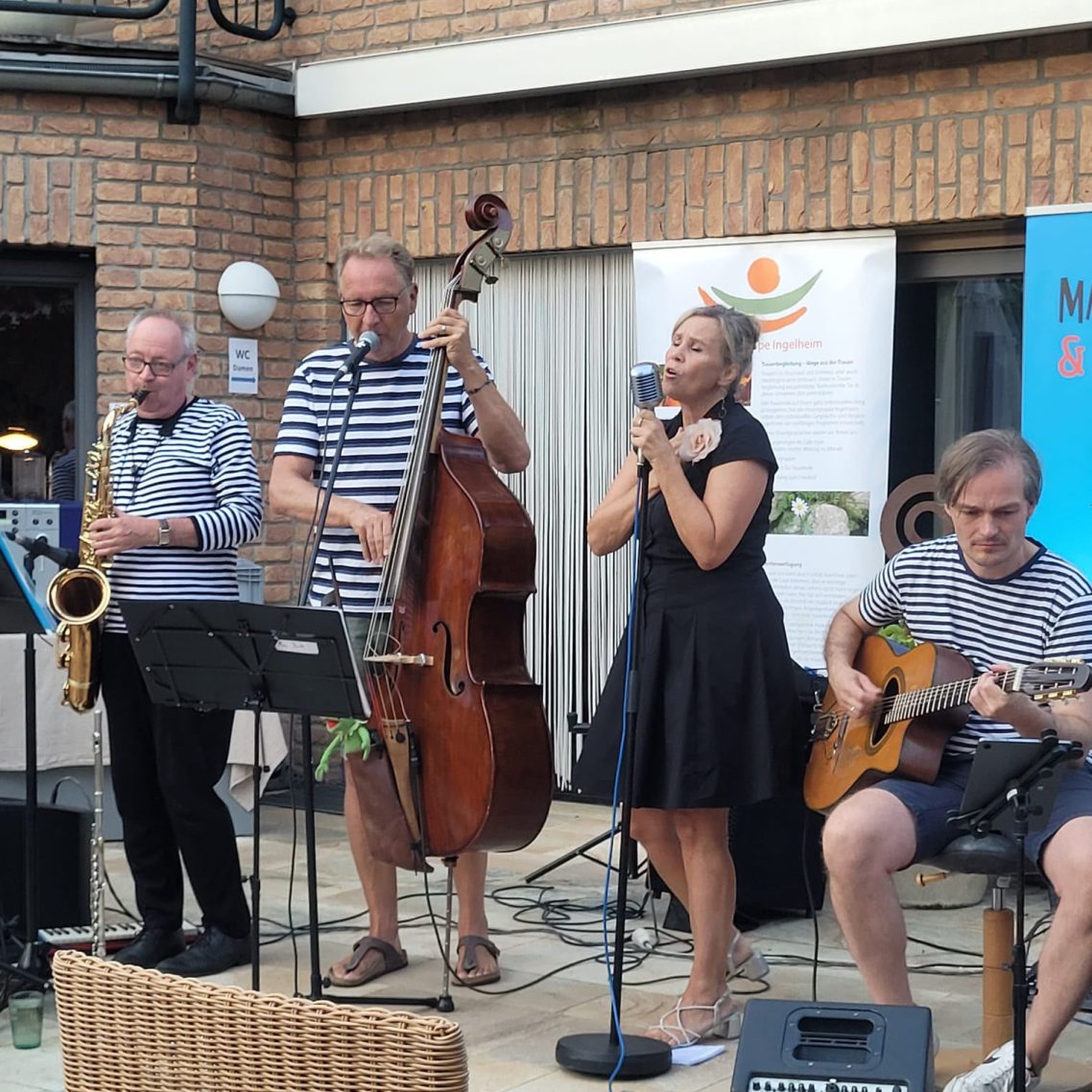 Musik im Garten 2026 - „Mme Brell & die Filous“ Gruppe drei Musiker und eine Sängerin