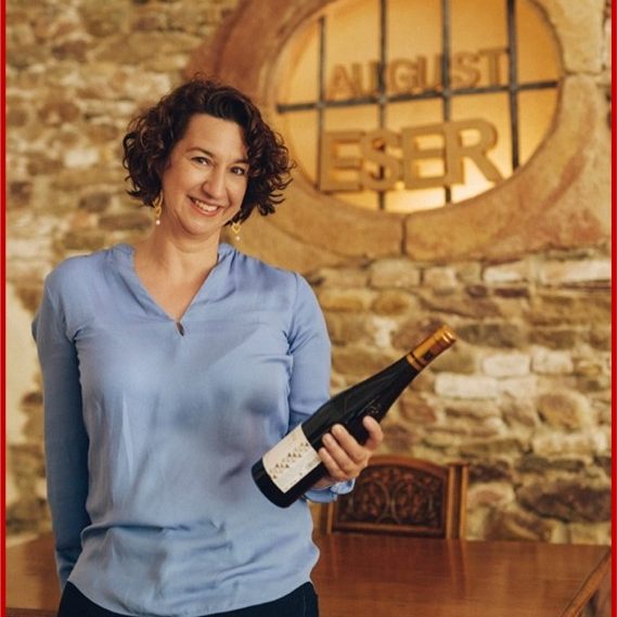 Désirée Eser Freifrau zu Knyphausen Dipl.-Ing. für Weinbau und Oenologie Désirée Eser
Freifrau zu Knyphausen
Dipl.-Ing. für Weinbau und Oenologie