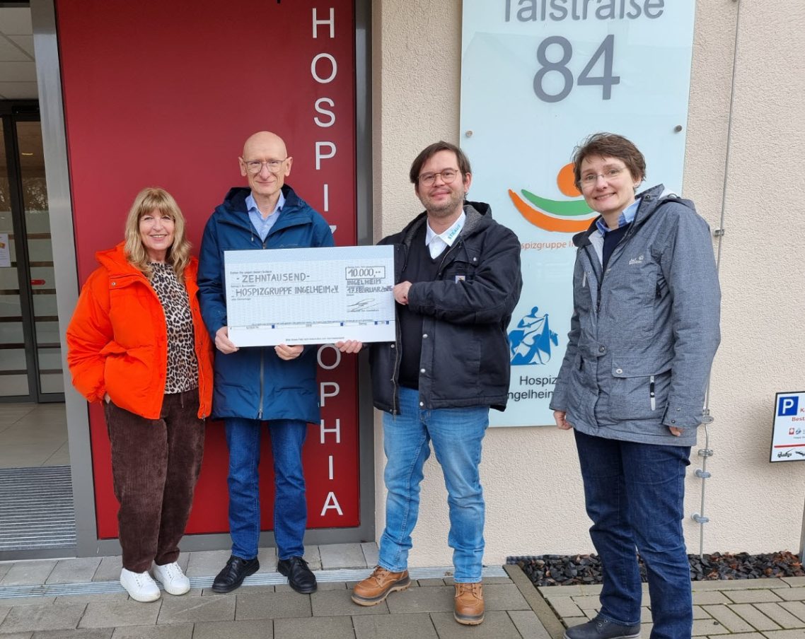 Scheckübergabe Firma Straus GmbH Überreichung eines Schecks vor dem Hospiz Sophia, vier Personen stehen zusammen.