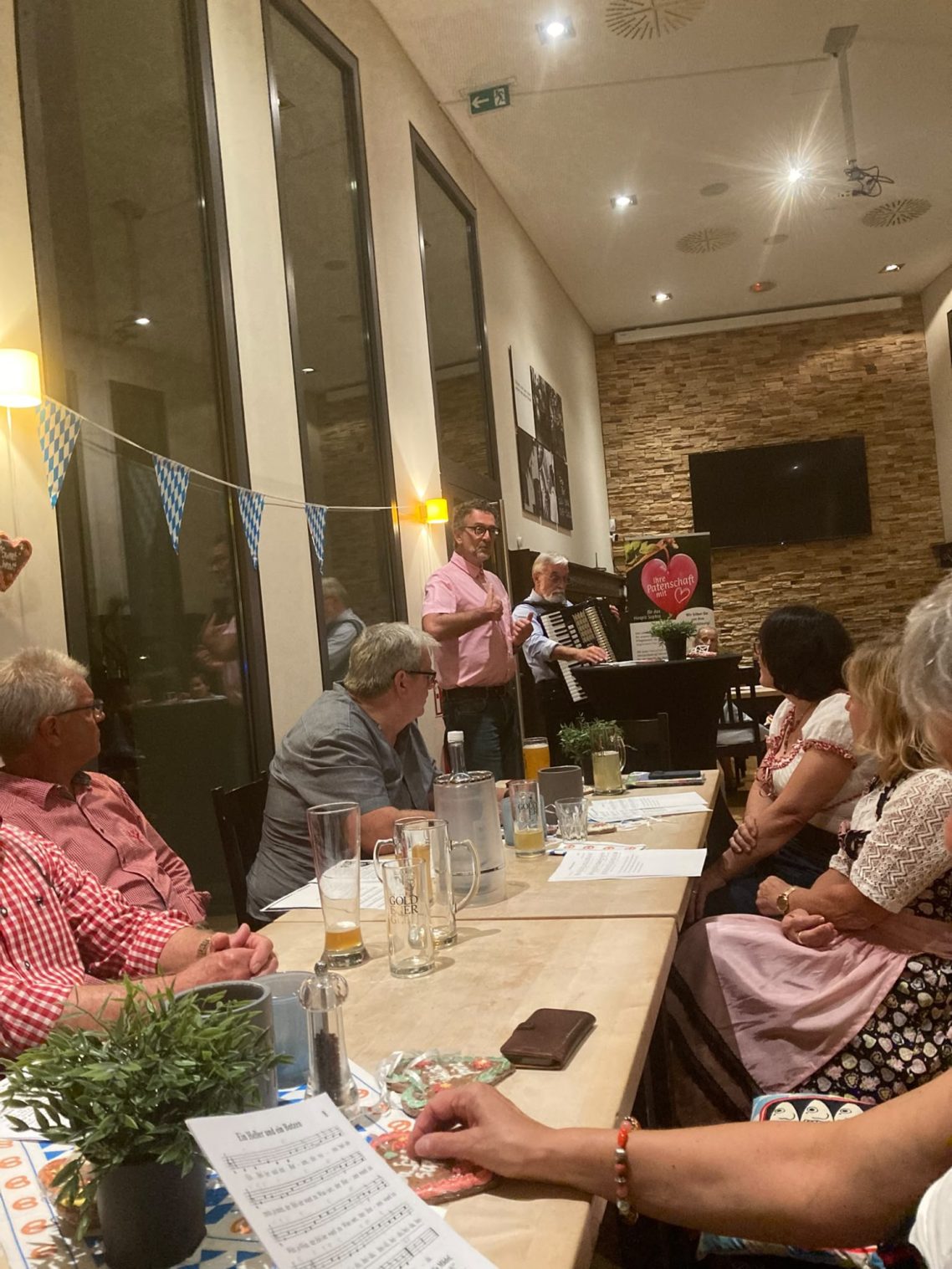 "Oktoberfest" im Brauhaus Goldener Engel in Ingelheim Personen sitzen am Tisch und die Musik kann beginnen